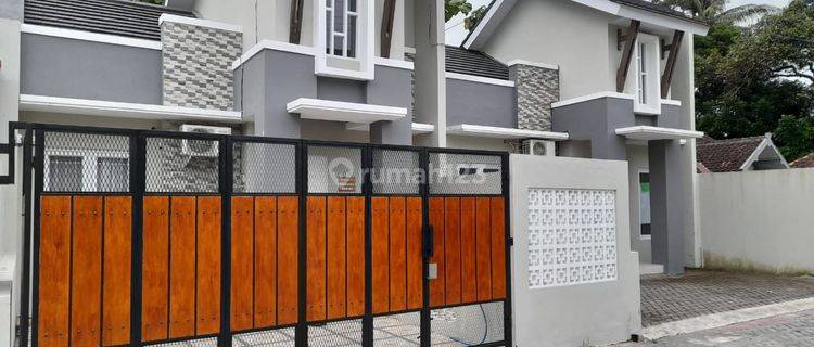 RUMAH CANTIK SEPERTI 2 LANTAI - FULLY FURNISHED DALAM PERUMAHAN SINAR BERLIAN SEDAYU JALAN WATES KM 9 SEDAYU 1