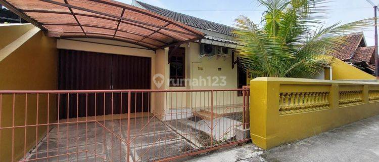 RUMAH CANTIK DENGAN TANAH LUAS HARGA MURAH DI SANTAN MAGUWOHARJO DEPOK SLEMAN DEKAT TRANSMART 1