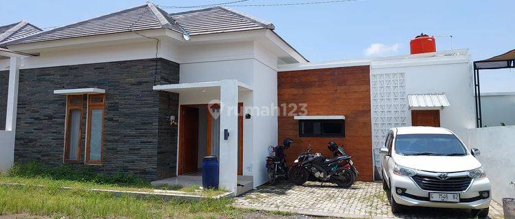 RUMAH CANTIK MINIMALIS MELEBAR DALAM PERUMAHAN DI TIRTOMARTANI KALASAN DEKAT RS. BHAYANGKARA 1