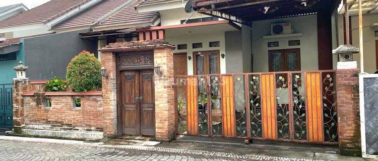 RUMAH NYAMAN ASRI FULL FURNISHED DALAM PERUMAHAN ONE GATE SISTEM DI DEKAT PASAR STAN MAGUWOHARJO DEPOK SLEMAN 1