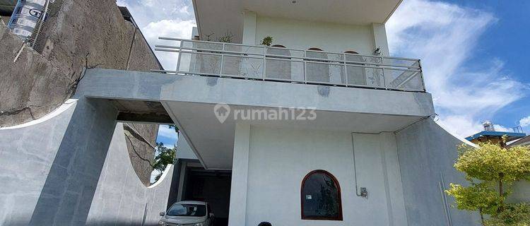 RUMAH PUTIH 3 LANTAI UNIK KLASIK CAMPUR MODERN DI GODEAN DEKAT RS. PKU MUHAMMADIYAH GAMPING 1