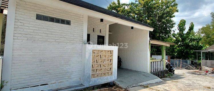 RUMAH CANTIK MINIMALIS PUTIH HARGA EKONOMIS DI PERUMAHAN PANDAN ASRI BANGUNJIWO KASIHAN BANTUL 1