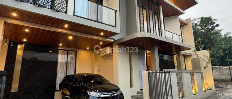 RUMAH MEWAH KONTEMPORER 2 LANTAI FULL FURNISHED DENGAN KOLAM RENANG DI CONDONG CATUR DEKAT KE KAMPUS UGM 1