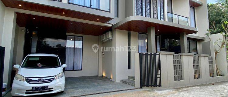 RUMAH MEWAH KONTEMPORER 2 LANTAI FULL FURNISHED DENGAN KOLAM RENANG DI JALAN KALIURANG KM 7 CONDONG CATUR DEPOK SLEMAN DEKAT KE KAMPUS UGM 1