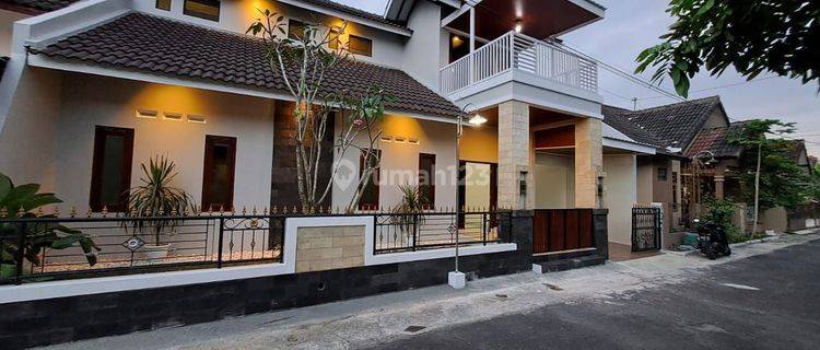 RUMAH CANTIK ESTETIK 2 LANTAI LIKE VILLA DALAM PERUMAHAN ONE GATE DI TIRTOMARTANI KALASAN SLEMAN DEKAT GEDUNG LPMP 1