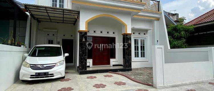 RUMAH MEWAH KLASIK MODERN 2 LANTAI STRATEGIS TEPI JALAN DI NGIPIK BANGUNTAPAN BANTUL 1