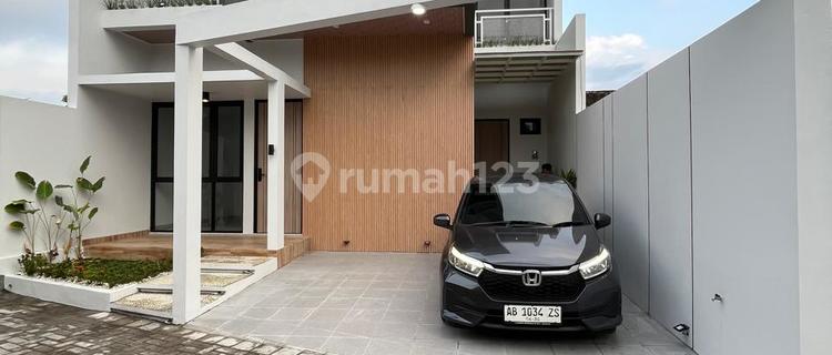 Murah Banget! Rumah Baru Mewah 2 Lantai Modern Dan Estetik Dalam Mini Cluster Dekat Komplek Pemda Sleman & Sch 1