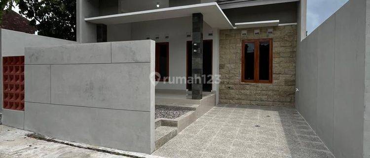 Rumah Cantik Modern Dengan Tanah Luas Dan Tata Ruang Lega Di Jalan Palagan Km. 12 Donolayan Dekat Pasar Rejondani 1