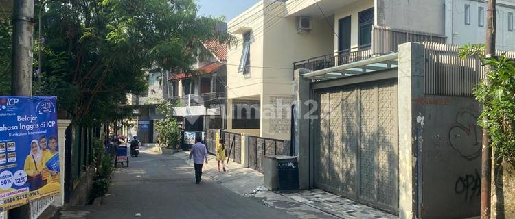 Quick Sale: Residential House Plus 14-Room Boarding House on Jl. Bangka, Kemang 1