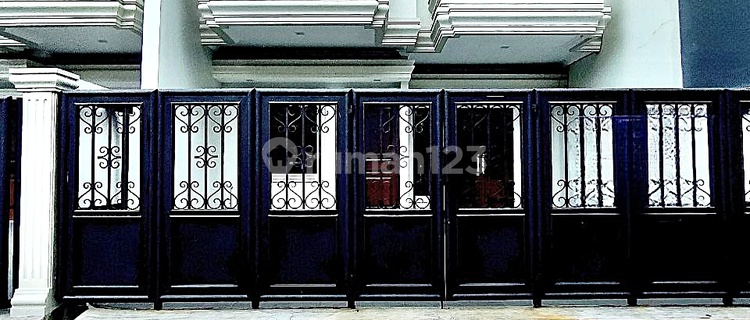 Brand New Townhouse Semi Furnish 2,5 Lantai Duren Sawit Jakarta Timur 1