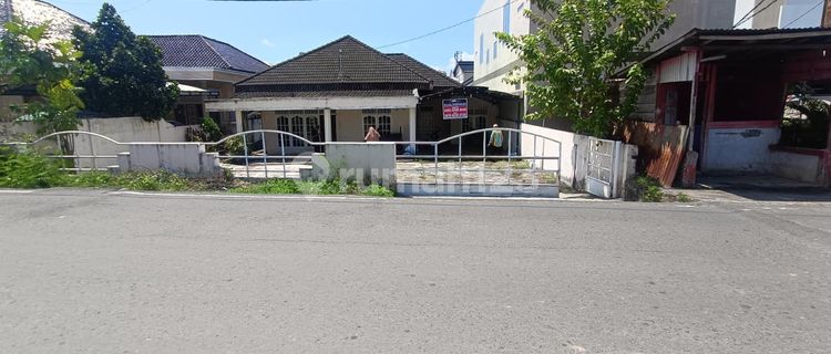 RENT A HOUSE WITH A LARGE YARD IN DEMANG LEBAR DAUN, PALEMBANG 1