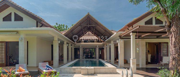 T06 Dijual Villa Bagus Furnished SHM Tanah Luas di Pemuteran, Buleleng 1