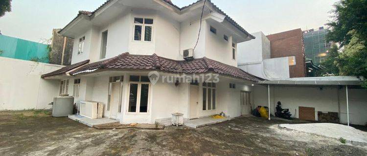 Disewakan Rumah 6 Kamar Semi Furnished Dekat Kedutaan Besar 1