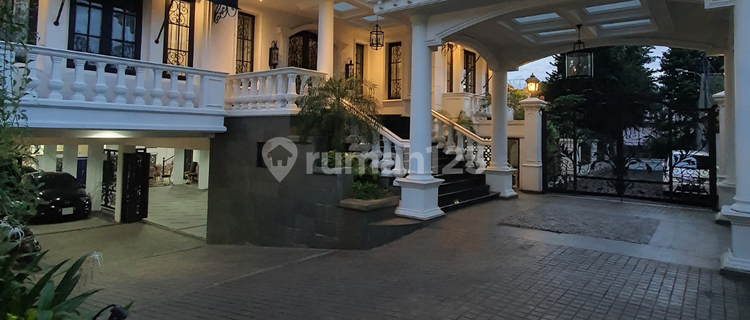 MODERN AMERICAN CLASSIC HOUSE SUPER MEWAH KEMANG, LOKASI STRATEGIS 1