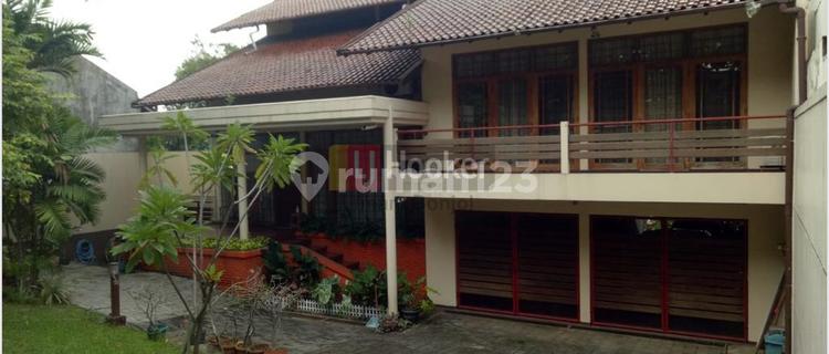 Dijual Rumah Model Villa Terawat & Siap Huni di Lingkungan Asri Semarang Selatan 1