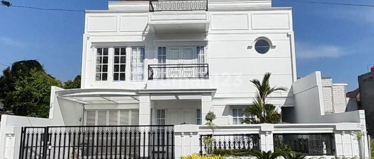 New Luxurious 3-Story House in Tembalang Cluster, Semarang 1