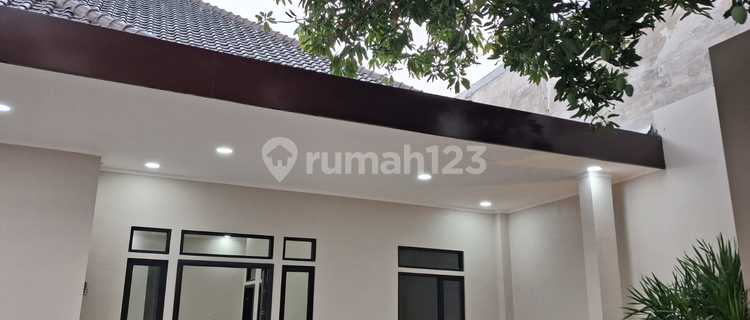 Rumah Mewah Nyaman di Halmahera Semarang Timur 1