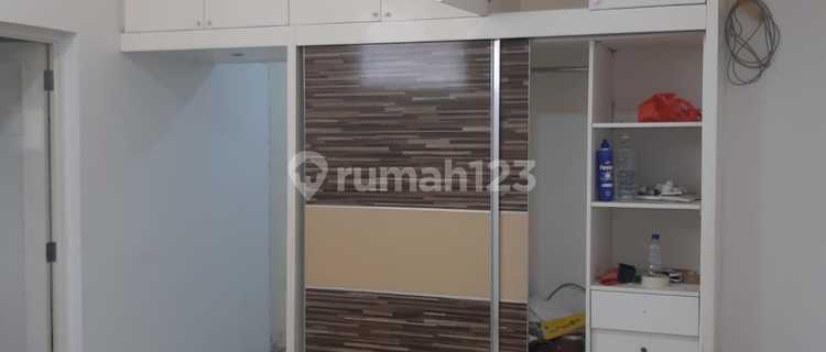 Nice 4-Story House in Golf Lake Residence West Jakarta 1