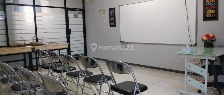 BUTUH CEPAT! RUKO TENGAH KOTA  3 LANTAI SEMI FURNISH DI JALAN PETA  1