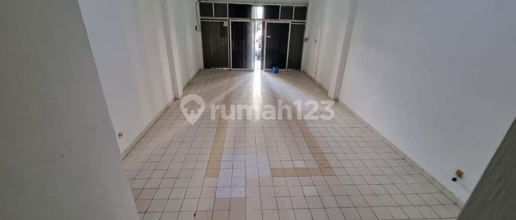 A SINGLE-STORY SHOPHOUSE IN SETRASARI IS VERY SUITABLE FOR BUSINESS. 1