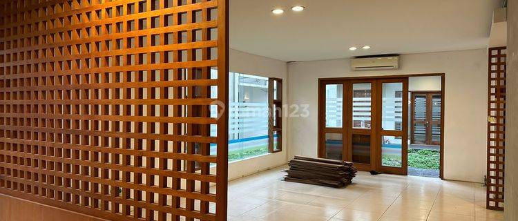 Available for rent Ruko dengan galery konsep 3 lantai untuk office

Dan rumah 2 lantai di bagian belakang. 1