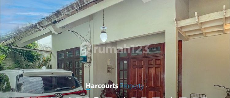 Well-maintained classic house in Kebayoran Baru 1