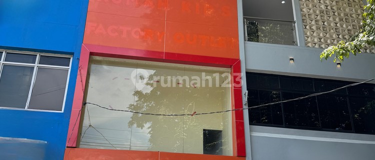 Ready-to-Use 3-Floor Shop House in Cinere, Ideal for Business in a Bustling Area 1