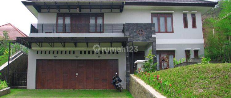 Rumah Lux Resor Dago Pakar, Bandung Siap Huni View Bukit 1