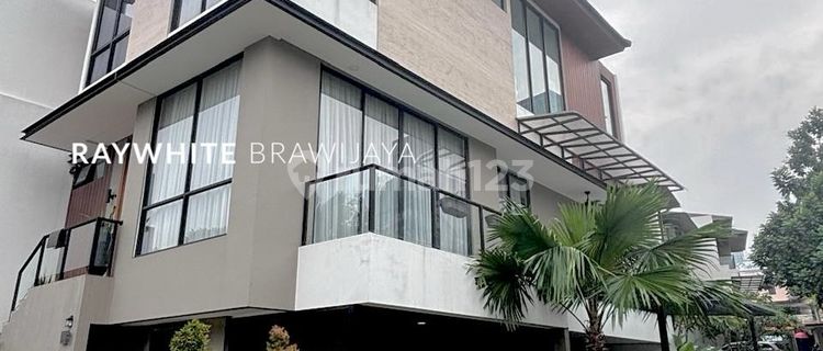 Ready-to-Occupy Townhouse in Ampera Area with One Gate System 1