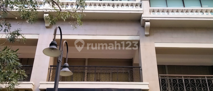 Dollar-producing shop house at a bargain price in the business area near Orchid Garden, West Jakarta. 1