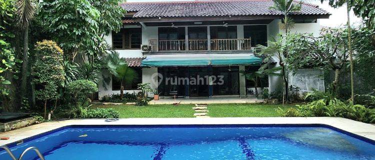 Hunian 2 Lantai dengan Swimming Pool dan Halaman Belakang Luas di Kemang 1