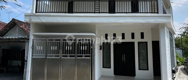 2-story house, attractive interior, good 1