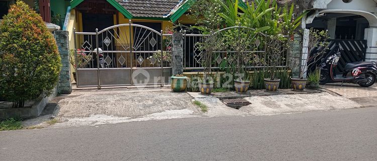 Ready-to-Occupy House, Great Location on Raya Made Kidul, Beautiful in Lamongan City 1
