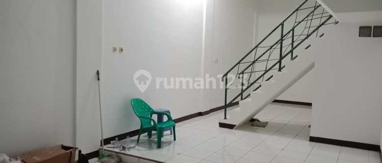 Rent a 3-Story House in Jelambar Wijaya Kusuma, Jakarta 1