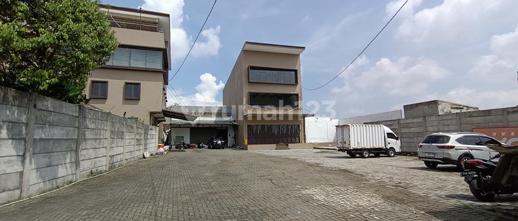 Beautiful 3-Story Shop House, Ready to Use in a Strategic Location in Cimahi City 1