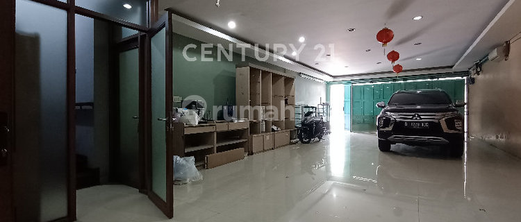 For Rent: 3-Story Shop House in Strategic Mainroad Sudirman Area 1