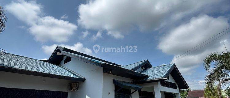 Rumah Cantik Halaman Luas Tepi Jalan 1