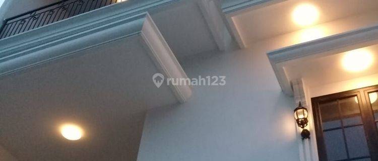 Rumah Minimalis Modern 3.5 Lantai Kebon Jeruk Jakarta Barat Ada Swimming Pool 1