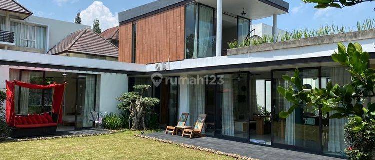 Rumah Unik Dengan Aksen Artistik Dengan View Gunung Salak 1