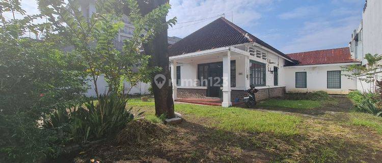 Rumah strategis pinggir jalan dr.rajiman laweyan solo, cocok untuk kantor atau ruang usaha, 1