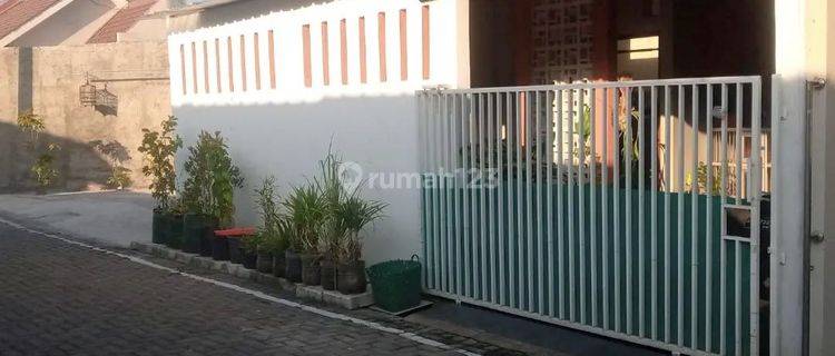 Dijual Rumah Siap Pakai
Lokasi : Perumahan di Mayang, Gentan 1