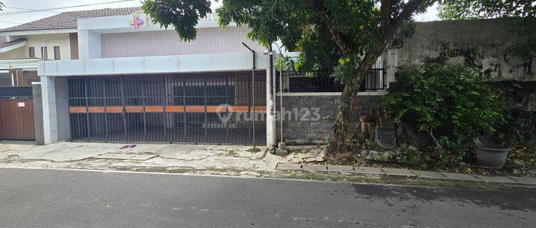 Rumah Bagus Siap Pakai Eks Klinik Kecantikan, Tengah Kota Solo Dekat Jalan Slamet Riyadi Di Penumping Solo 1