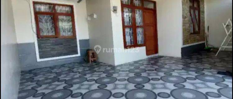 Rumah Bagus Furnished di dekat Solo Baru 1