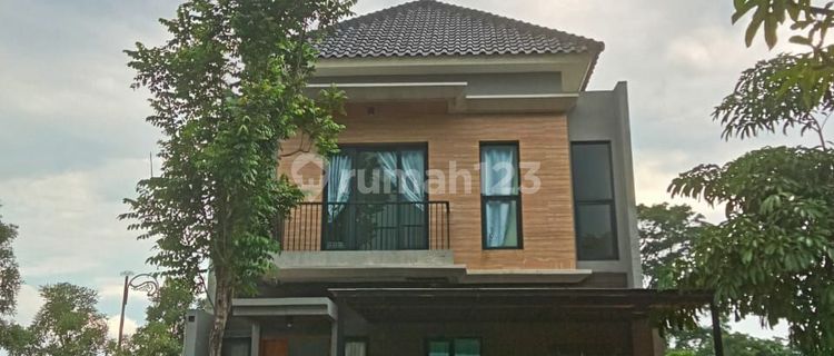 Rumah Bagus 2 lantai di perumahan elite Colomadu.  1