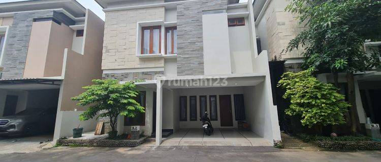 Rumah bagus minimalis 2 lantai pusat kota solo 1