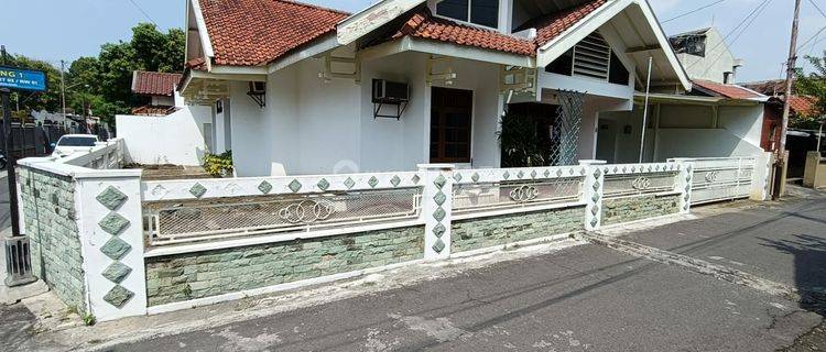 Rumah bagus siap pakai dekat jalan slamet riyadi solo 1