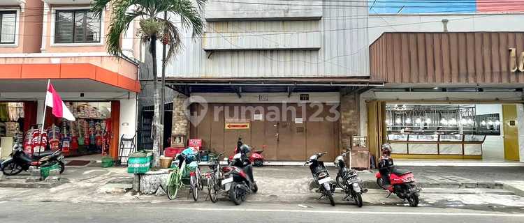 For Rent 2-Story Shophouse, Strategic Location in City Center, Jl. Dr. Rajiman, Solo. Suitable for Business Space, Shop, or Office. 1