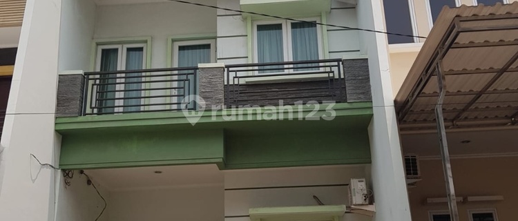 House in Kelapa Hybrid IV Block RA
Prgangsaan Street Two.
Kelapa Gading
North Jakarta. 3 Floors, Good HGB 1