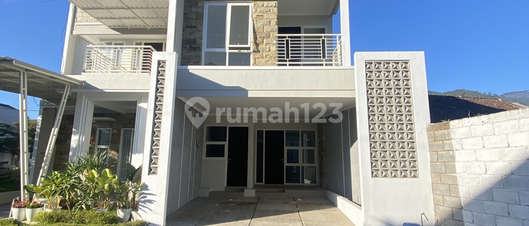 Buy a 3-Story House in a Strategic Location in the Center of Batu City 1