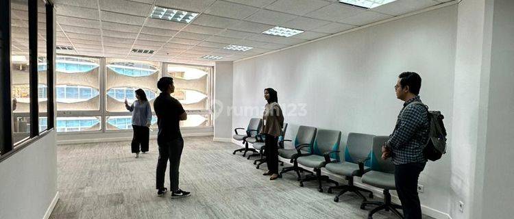 Sewa Ruang Kantor Partisi Sudirman Sequis Center 85m2 1